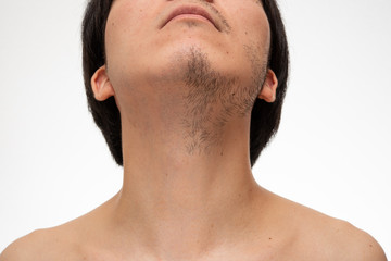 顔半分だけ髭を剃ったイメージ