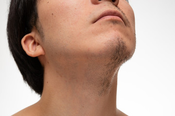 顔半分だけ髭を剃ったイメージ