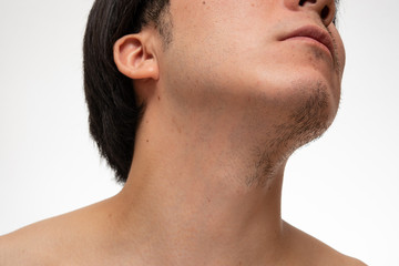 Naklejka premium 顔半分だけ髭を剃ったイメージ