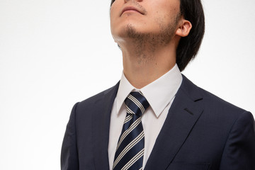 顔半分だけ髭を剃ったイメージ