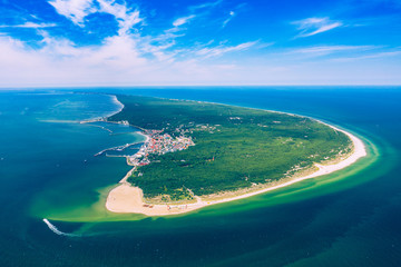 Obraz premium Widok z lotu ptaka na Półwysep Helski w Polsce, Morze Bałtyckie i Zatokę Pucką. Zdjęcie wykonane dronem z góry.