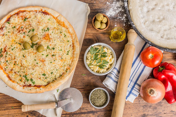 making mozzarella pizza tomate onion