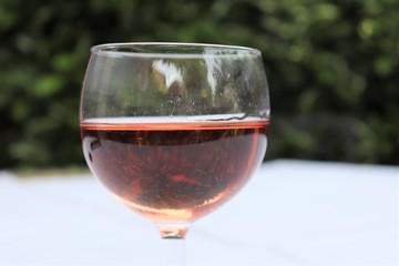 Verre de vin rosé dans un verre ballon transparent sur une nappe blanche - Département du Rhône - France