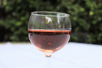 Verre de vin rosé dans un verre ballon transparent sur une nappe blanche - Département du Rhône - France