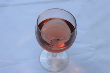 Verre de vin rosé dans un verre ballon transparent sur une nappe blanche - Département du Rhône - France