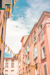 Photo sur Aluminium Melon Rue mignonne avec des pendules dans la vieille ville de France