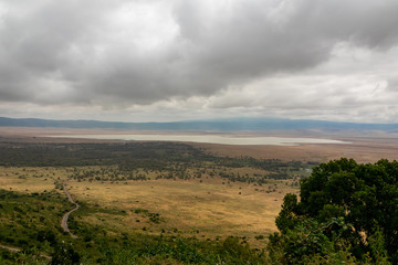 タンザニア・ンゴロンゴロの山道から眺めるクレーターと曇り空