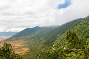 タンザニア・ンゴロンゴロの山と雲間から見える空
