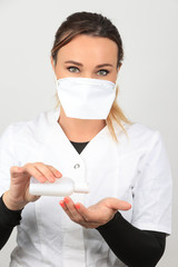Jeune femme portant un masque ffp2 pour se proteger des virus sur fond blanc
