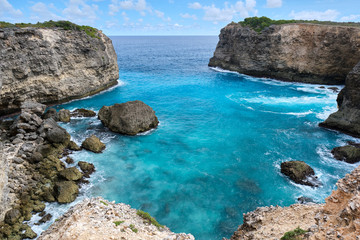 Falaises plongeant dans l'eau turquoise de l'océan en Guadeloupe dans les Antilles françaises