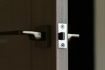 Metal handle for interior door