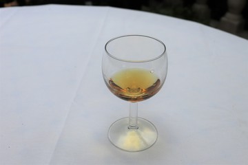 Pastis sans eau dans un verre transparent sur une nappe blanche - Département du Rhône - France