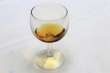 Pastis sans eau dans un verre transparent sur une nappe blanche - Département du Rhône - France