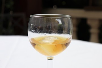 Pastis sans eau dans un verre transparent sur une nappe blanche - Département du Rhône - France