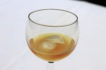 Pastis sans eau dans un verre transparent sur une nappe blanche - Département du Rhône - France
