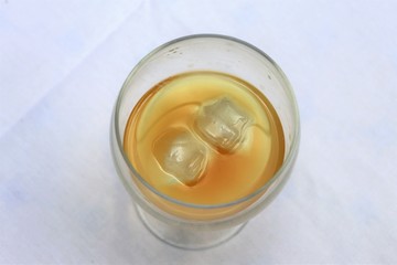 Pastis sans eau dans un verre transparent sur une nappe blanche - Département du Rhône - France