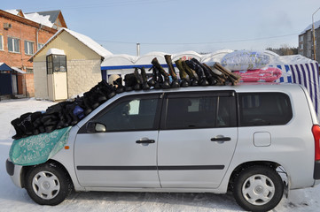 Mobile winter shoe trade in the village
