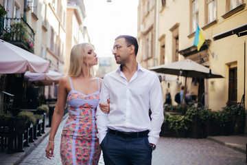 Naklejka premium Romantic tourist couple walking around the city relaxing