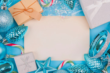 Obraz premium Christmas decorations and blank greeting card