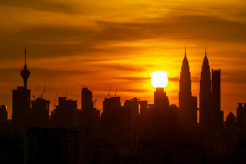 Naklejka premium Widok na majestatyczny zachód słońca nad centrum miasta Kuala Lumpur, Malezja.