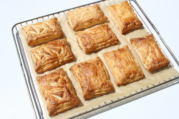 Blätterteig mit Käse und Schinken.