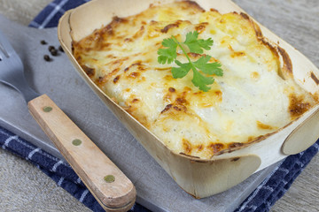 plat de gratin dauphinois sur une table