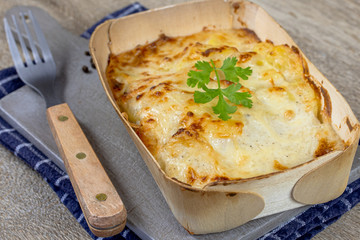 plat de gratin dauphinois sur une table