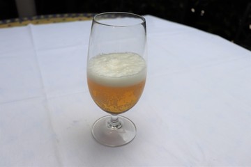 Verre de bière blonde sur une nappe blanche - Département du Rhône - France