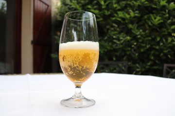 Verre de bière blonde sur une nappe blanche - Département du Rhône - France