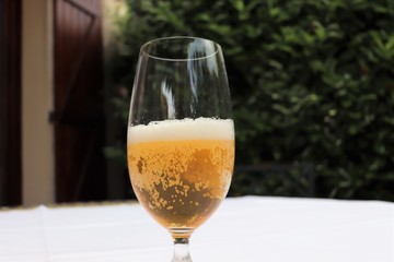 Verre de bière blonde sur une nappe blanche - Département du Rhône - France