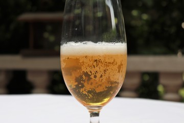 Verre de bière blonde sur une nappe blanche - Département du Rhône - France