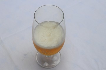 Verre de bière blonde sur une nappe blanche - Département du Rhône - France