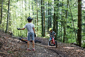 Enfants en VTT dans le Vercos en période de confinement pour faire de l'exercice