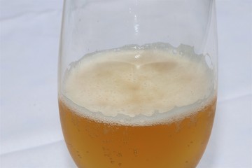 Verre de bière blonde sur une nappe blanche - Département du Rhône - France