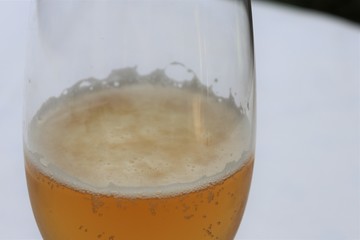 Verre de bière blonde sur une nappe blanche - Département du Rhône - France