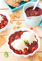 Vanilleeis mit Kirschen