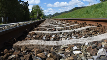 Bahngeleise, Schienen, die am Horizont verschwinden