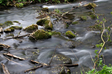 Ein Fluss mit Steinen