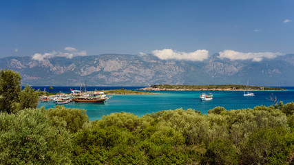Fototapeta na wymiar bay with boats in the turkish sea