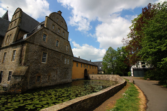 Eine Burg mit einer Kirche