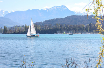 Fototapeta na wymiar sailing on the lake