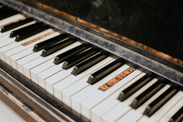 Fototapeta na wymiar old piano on the street without a few keys 