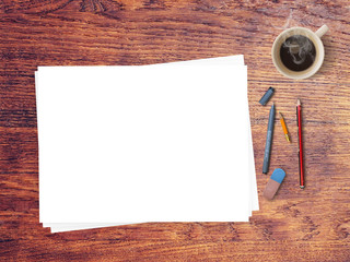 Pages blanches sur table en bois - Créativité 