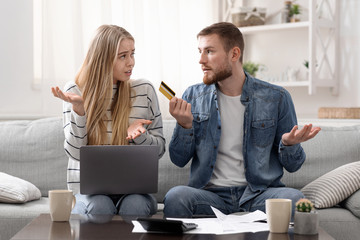 Worried man and woman looking upset, can't shopping online
