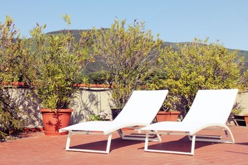 Coppia di lettini per relax su balcone nel verde