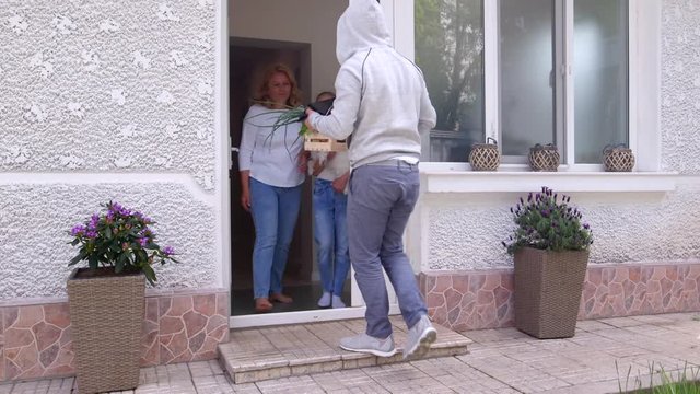 Home delivery of fresh organic vegetables, door to door.
