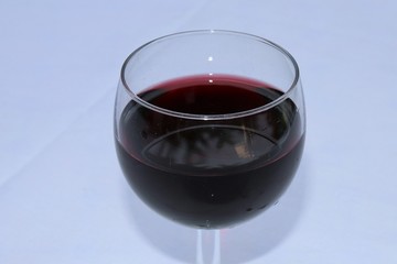 Verre de vin rouge dans un verre à vin transparent sur une nappe blanche - Département du Rhône - France