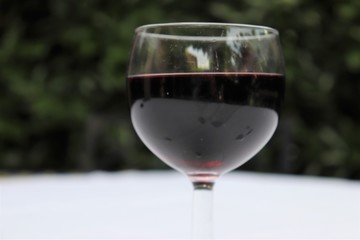 Verre de vin rouge dans un verre à vin transparent sur une nappe blanche - Département du Rhône - France