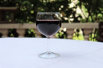 Verre de vin rouge dans un verre à vin transparent sur une nappe blanche - Département du Rhône - France