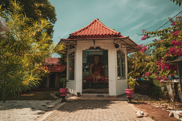 Posąg Buddy, kaplica w świątyni buddyjskiej w tropikalnym ogrodzie.